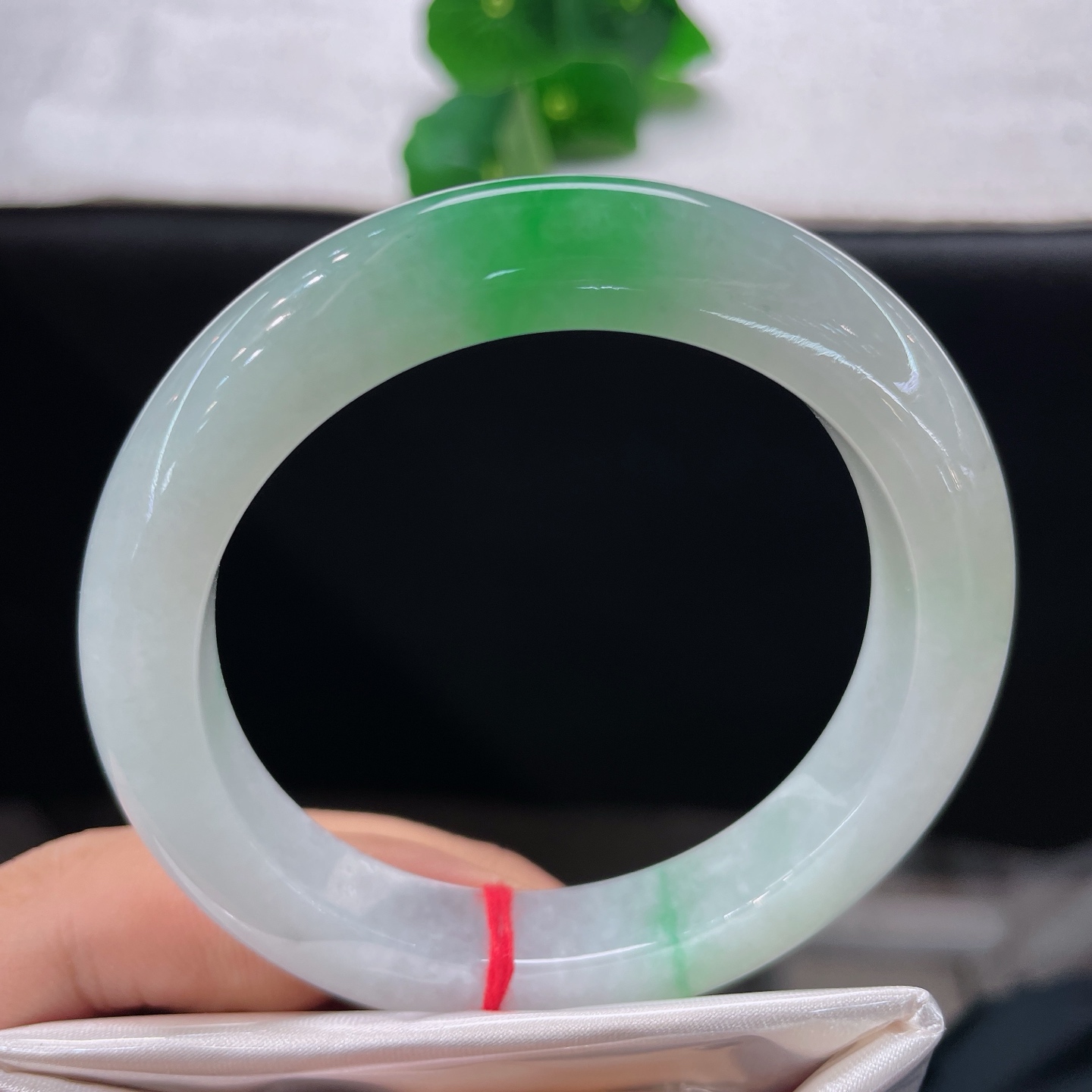 天然翡翠手镯 圈口55/10.9/10，白底青正圈，54/55可戴，白底衬鲜翠，一抹俏绿恰到好处。无