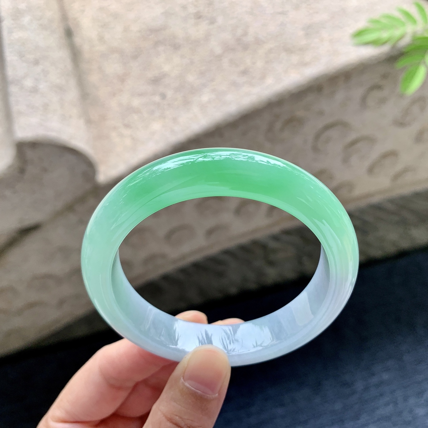 正圈53 54 圈口54.7/12.3/8.4 编码A6092508 冰糯春彩，阳绿，水润，种老，细腻，无裂