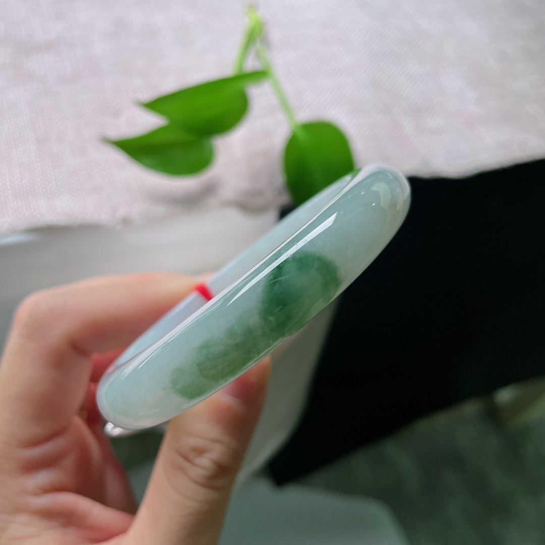 57/11.7/8.3，飘花正圈，小碎纹，玉质细腻胶润，花色错落舒展，绿韵衬花，花映绿底，动静相宜，上手沉稳又富有灵气。ss59616a