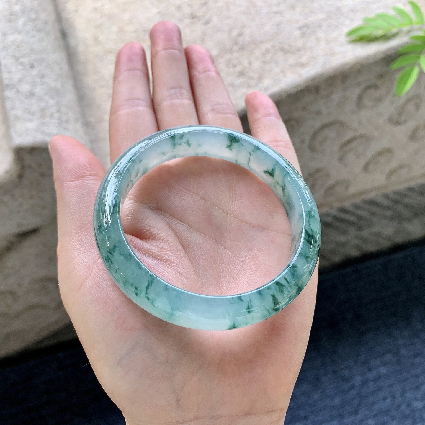 正圈54 55 圈口55.6/12.3/7.7 编码WW092543 冰糯飘花，水润，种老，细腻，无裂