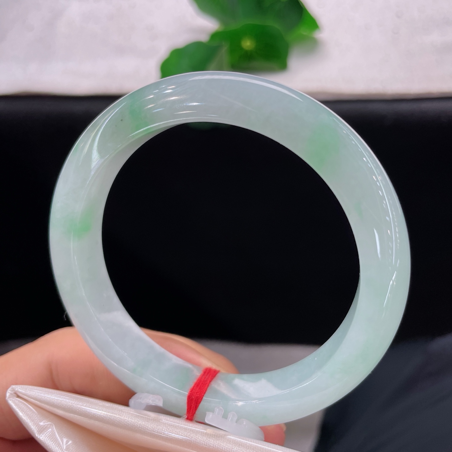 天然翡翠手镯 圈口56.2/10.2/9.8，白底青正圈，浅底飘柔绿，清润一身雅。无裂。