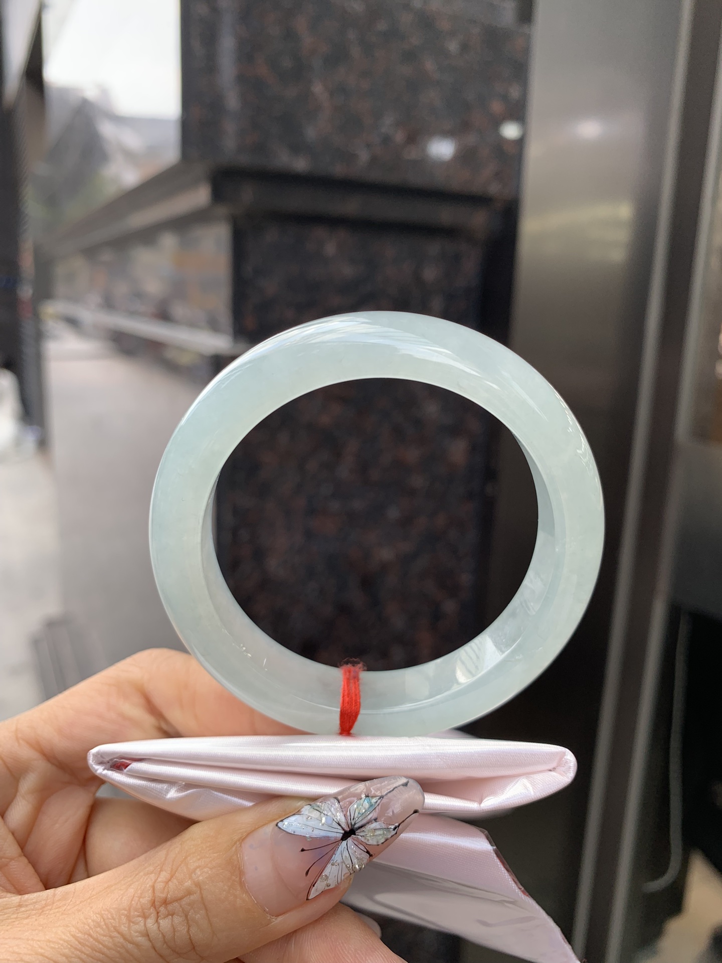 冰晴绿正圈 54.2-8.2-12 0315-N217 打灯棉絮，底妆冰润细腻，满圈淡雅晴绿，像初春嫩芽落入清泉，均匀柔和，抬眼就是一片宁静感。