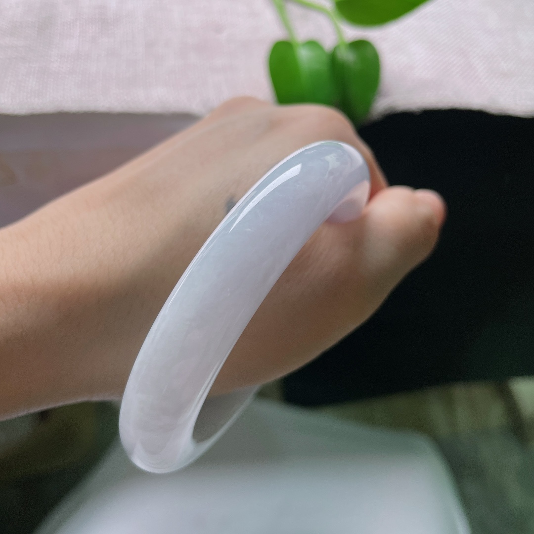 56.6/12.5/9.5，白月光正圈，棉线，柔和瓷白质感，种质温润细腻，线条流畅规整，腕间流露恬静温柔气质。ss59586a