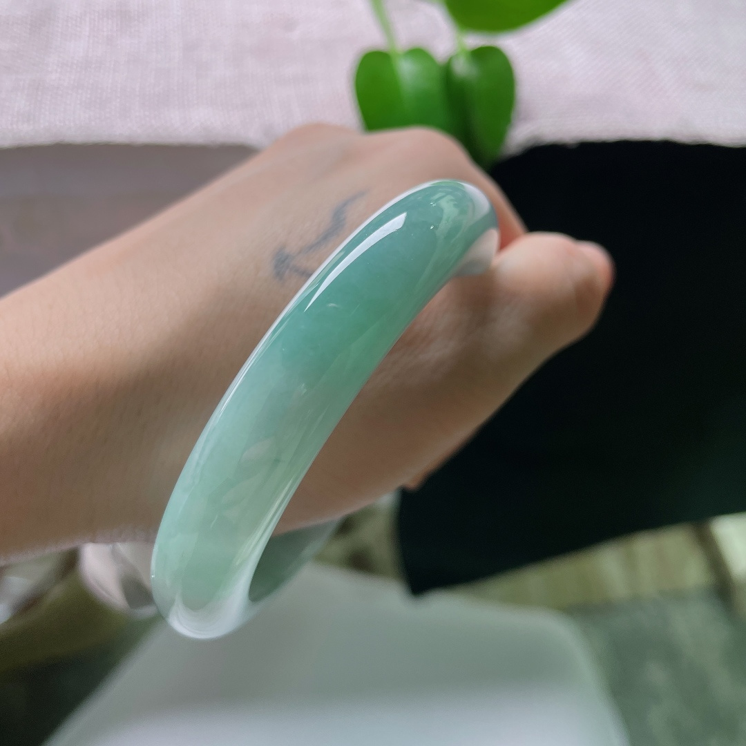57/12.1/9.1，蓝底正圈，晶体，一汪湖光凝于玉镯，绿调温润不张扬，柔光内敛，自带诗意氛围感。ss59291a