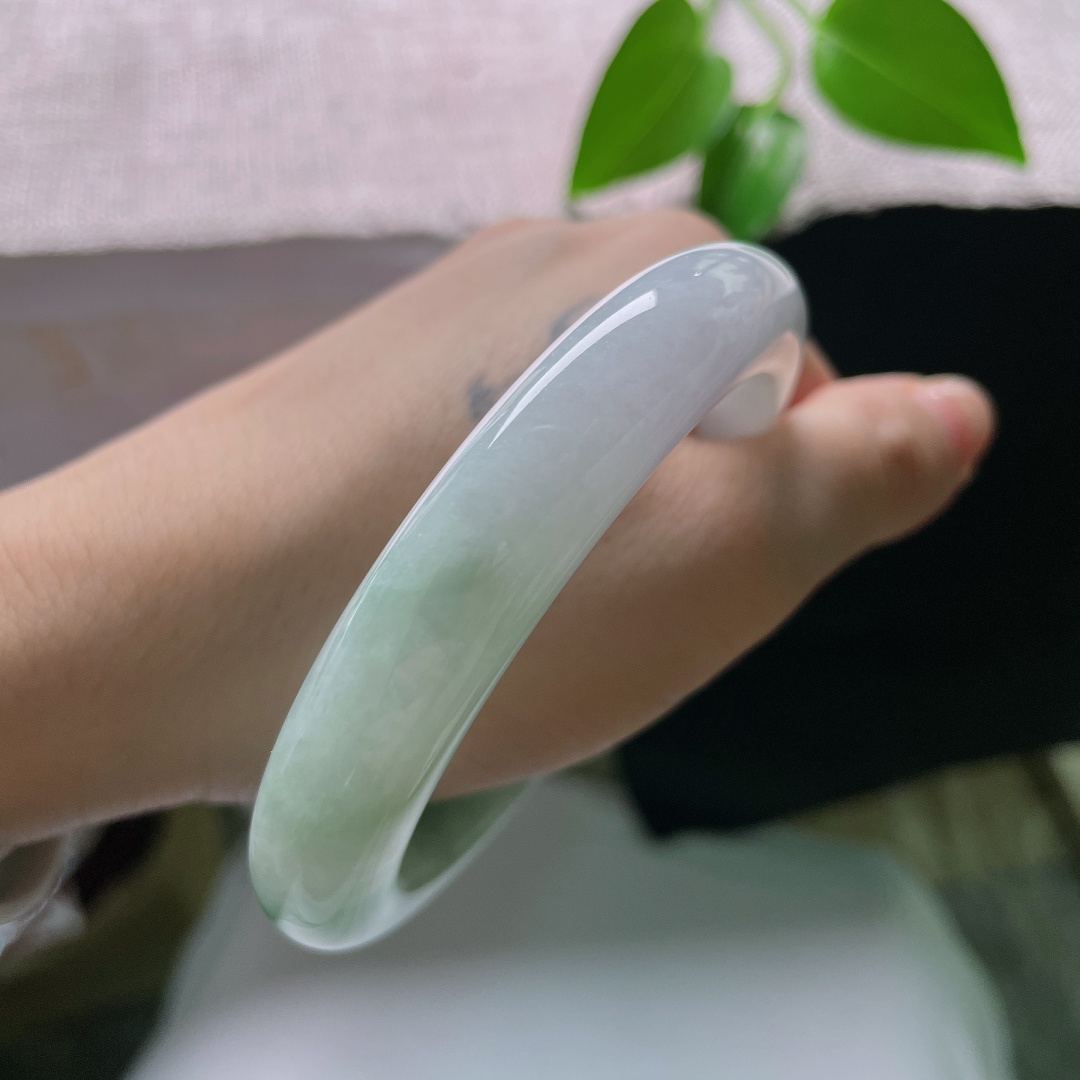 60/12.4/10，飘花正圈，皮纹，柔和底子衬托若隐若现绿飘花，氛围感拉满，有种雾里看花的朦胧小乐趣。ss59587a