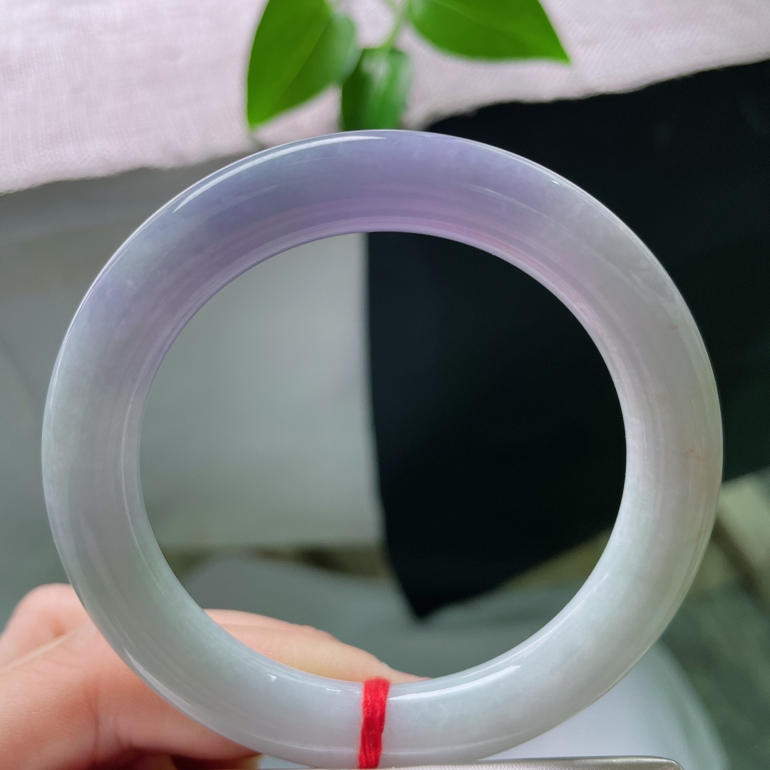 55.2/10.1，圆条，无裂，一半清浅底，一半柔紫漫开，紫气悠然萦绕腕间，古典氛围感十足。ss59