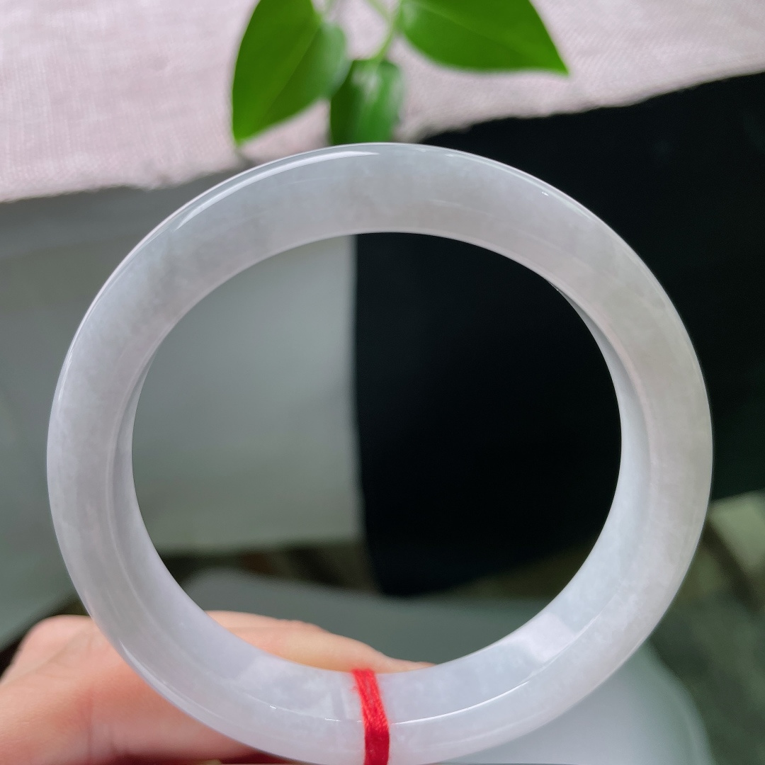 57/11.8/8.0，白月光正圈，棉线，底色素净柔和，玉质细腻温润，简约圆满镯型，尽显温婉雅致东方气韵。ss59592a