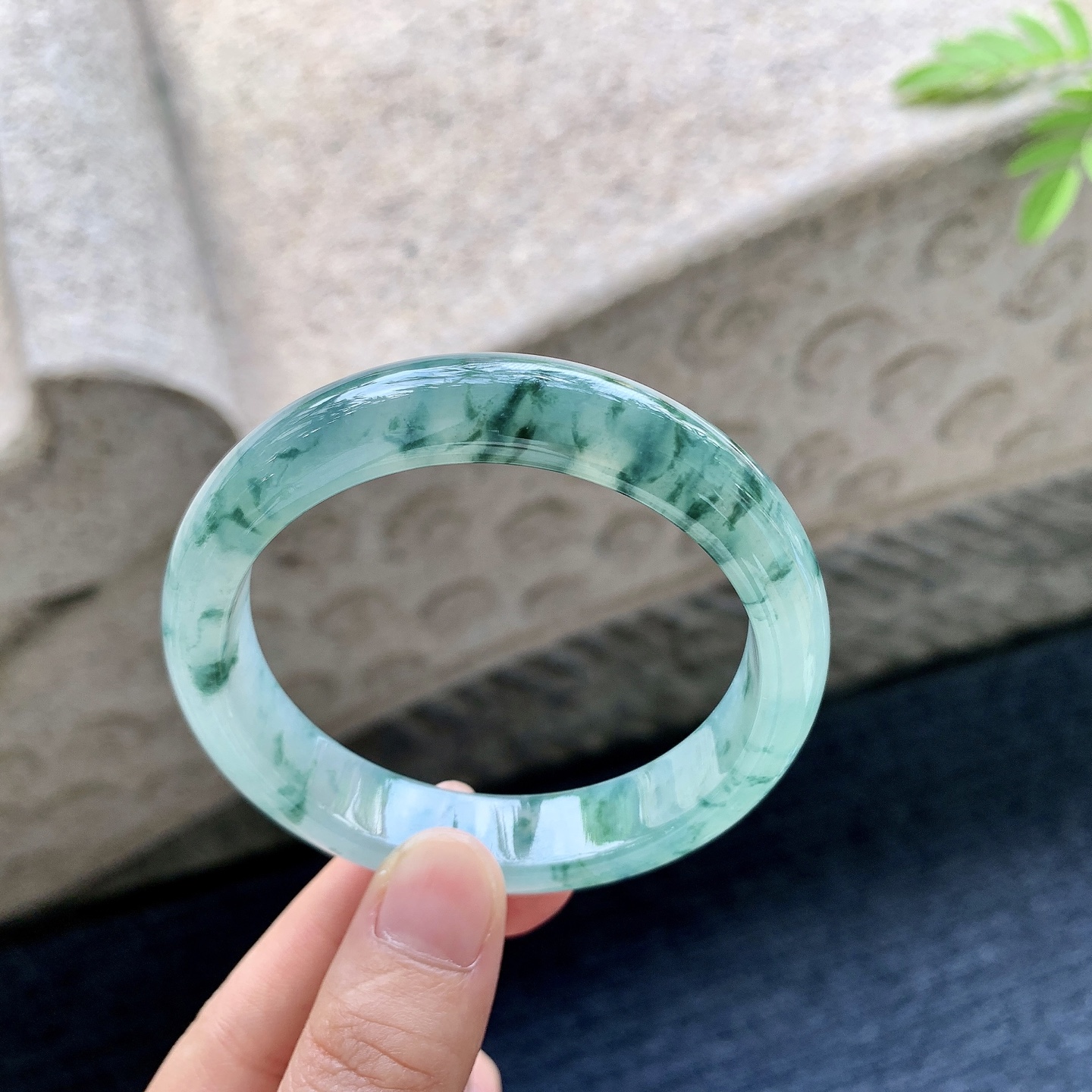 正圈54 55 圈口55.6/12.3/7.7 编码WW092543 冰糯飘花，水润，种老，细腻，无裂