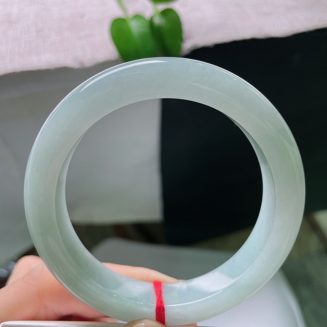 55.8/12.5/9.7，绿底正圈，棉线，玉质干净细腻，水头充足，淡淡的青调，清冷素雅，上手圆润饱满，日常百搭。ss59506a