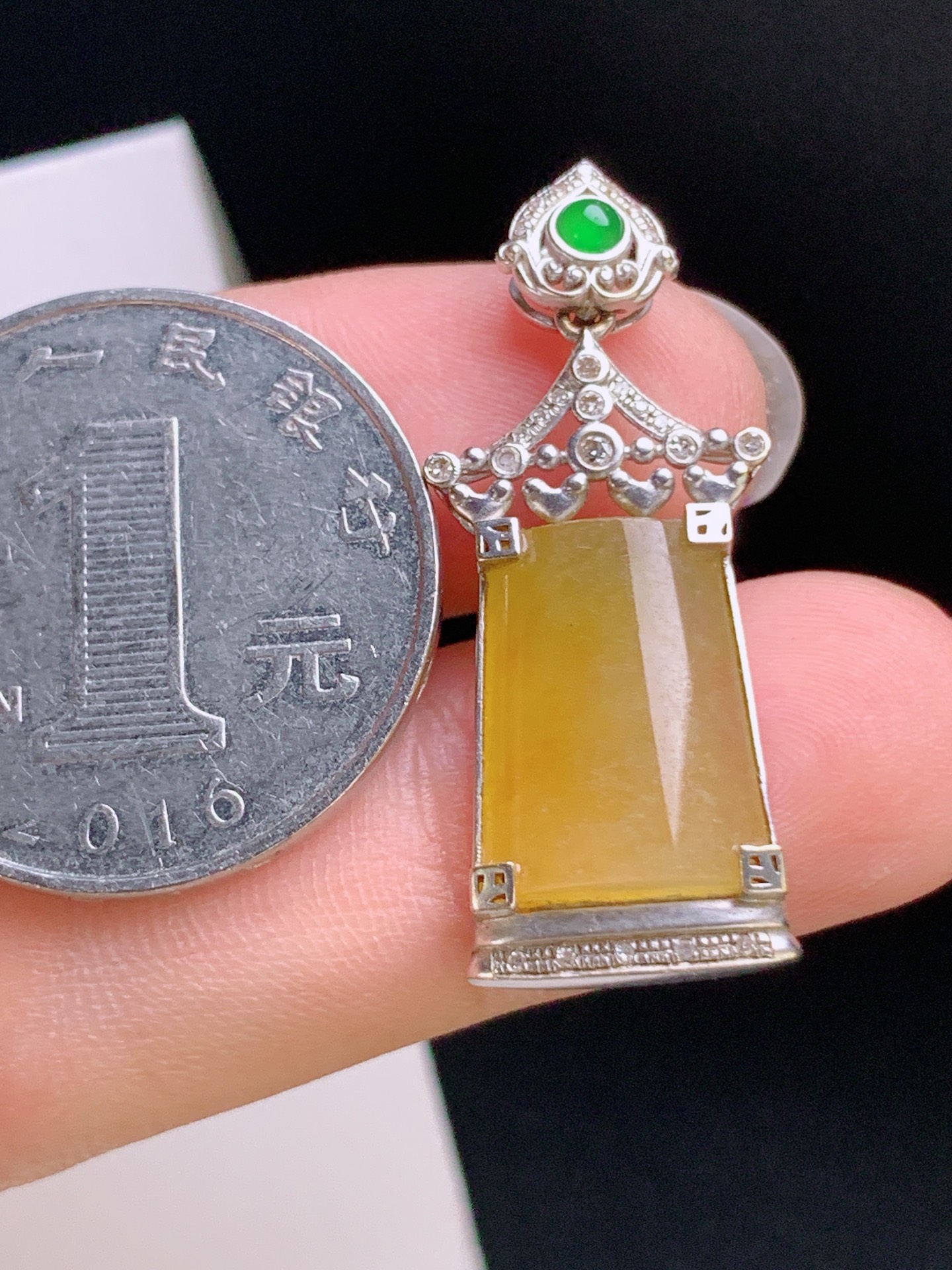 ️ 黄翡方牌吊坠，浓艳温润，钻镶挂扣，寓意平安显贵 裸石14-10.7-2.6 整体31.8-12.9-4.5 49
