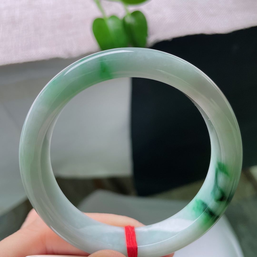 55.8./12.4/8.8，飘花正圈，指甲纹，底子干净通透，绿花灵动飘逸，像山间翠影，转动镯身花影流动，清冷又有灵气，一点杂质不影响。ss59321a