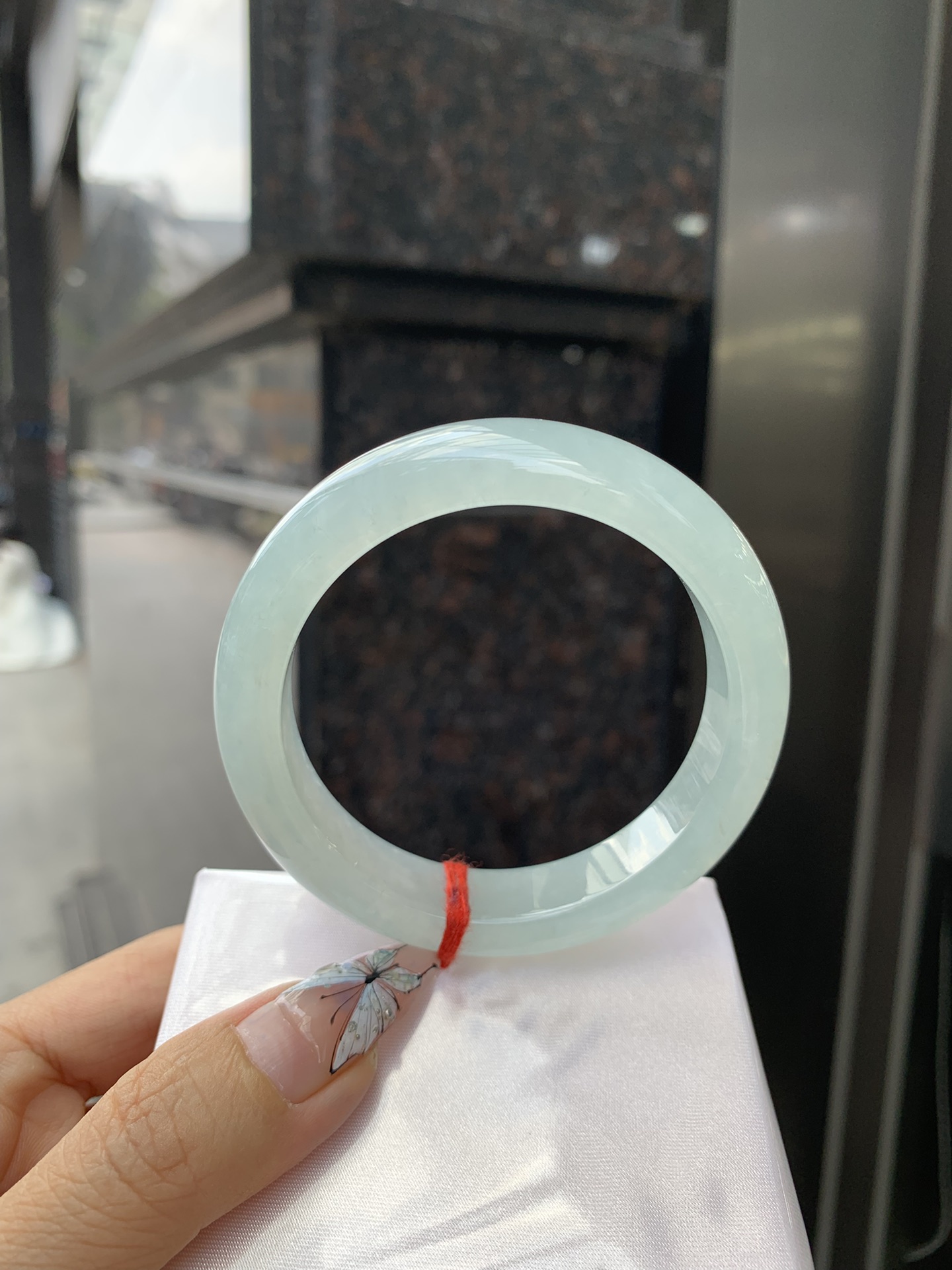 冰晴绿正圈 54.2-8.2-12 0315-N217 打灯棉絮，底妆冰润细腻，满圈淡雅晴绿，像初春嫩芽落入清泉，均匀柔和，抬眼就是一片宁静感。