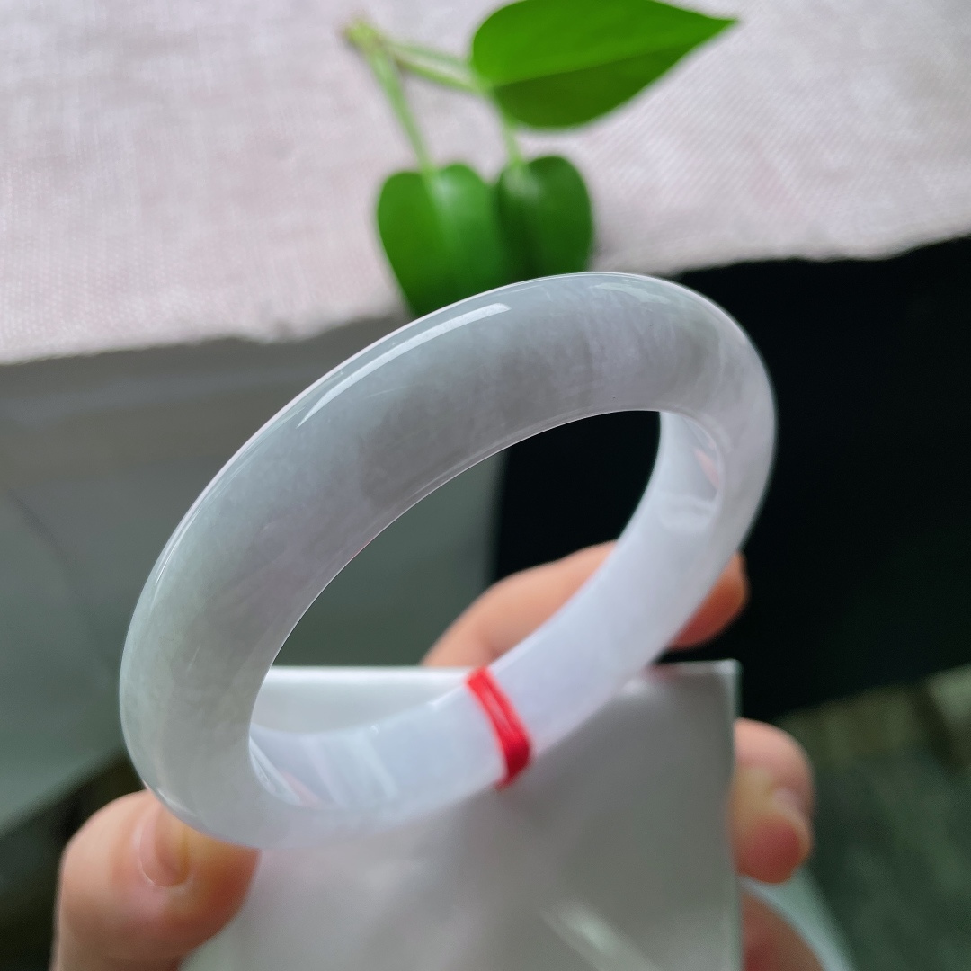 56.6/12.5/9.5，白月光正圈，棉线，柔和瓷白质感，种质温润细腻，线条流畅规整，腕间流露恬静温柔气质。ss59586a