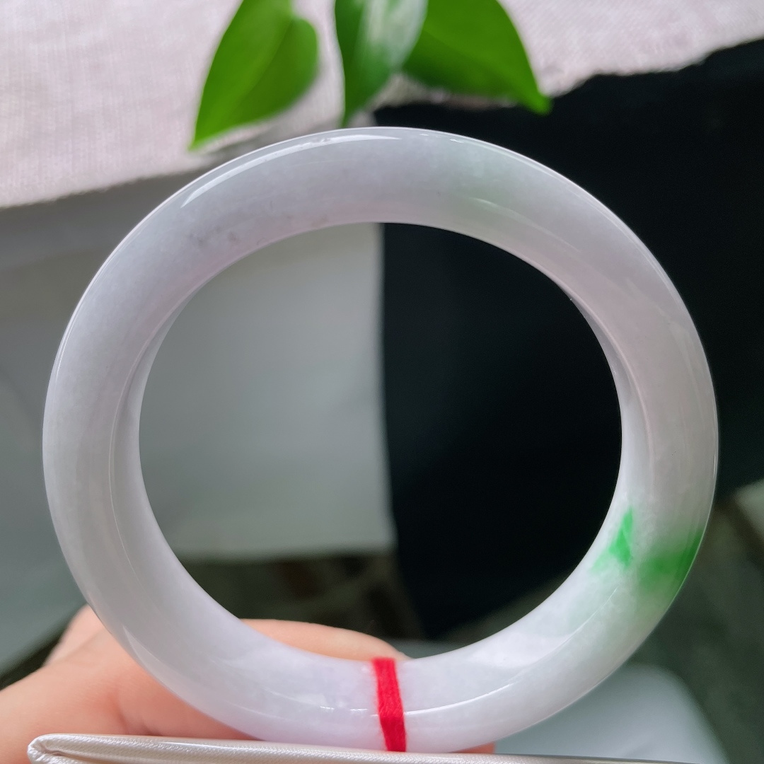 55.8/11.6/9.1，飘绿正圈，一点皮纹，白润底带着一抹翠绿，温润柔和，典雅别致，自带朦胧梦幻氛围感。ss59652a