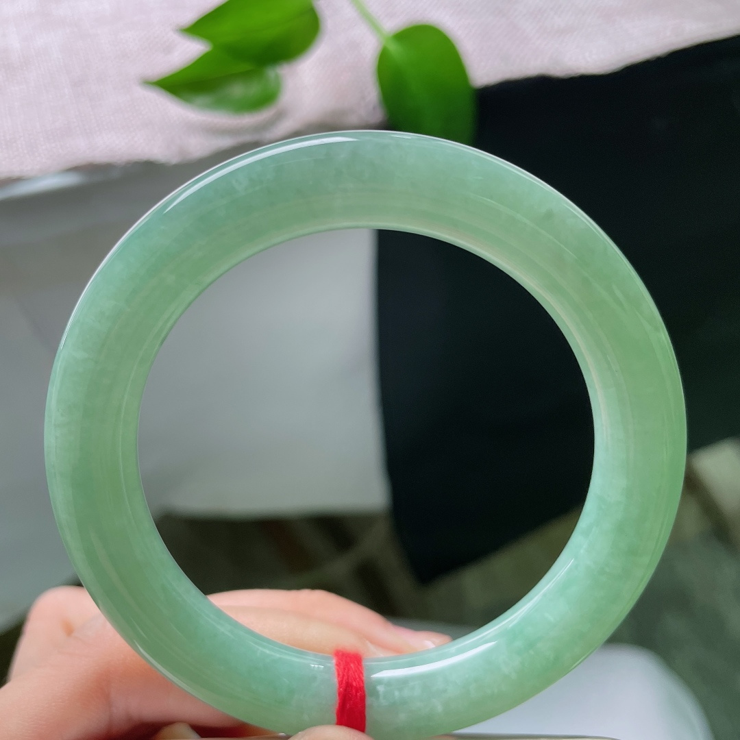 57.7/10.5，绿底圆条，无裂，清甜苹果绿平安镯，满圈柔和鲜绿，玉质冰润细腻，清新雅致，自带温婉春日气息。ss59246a