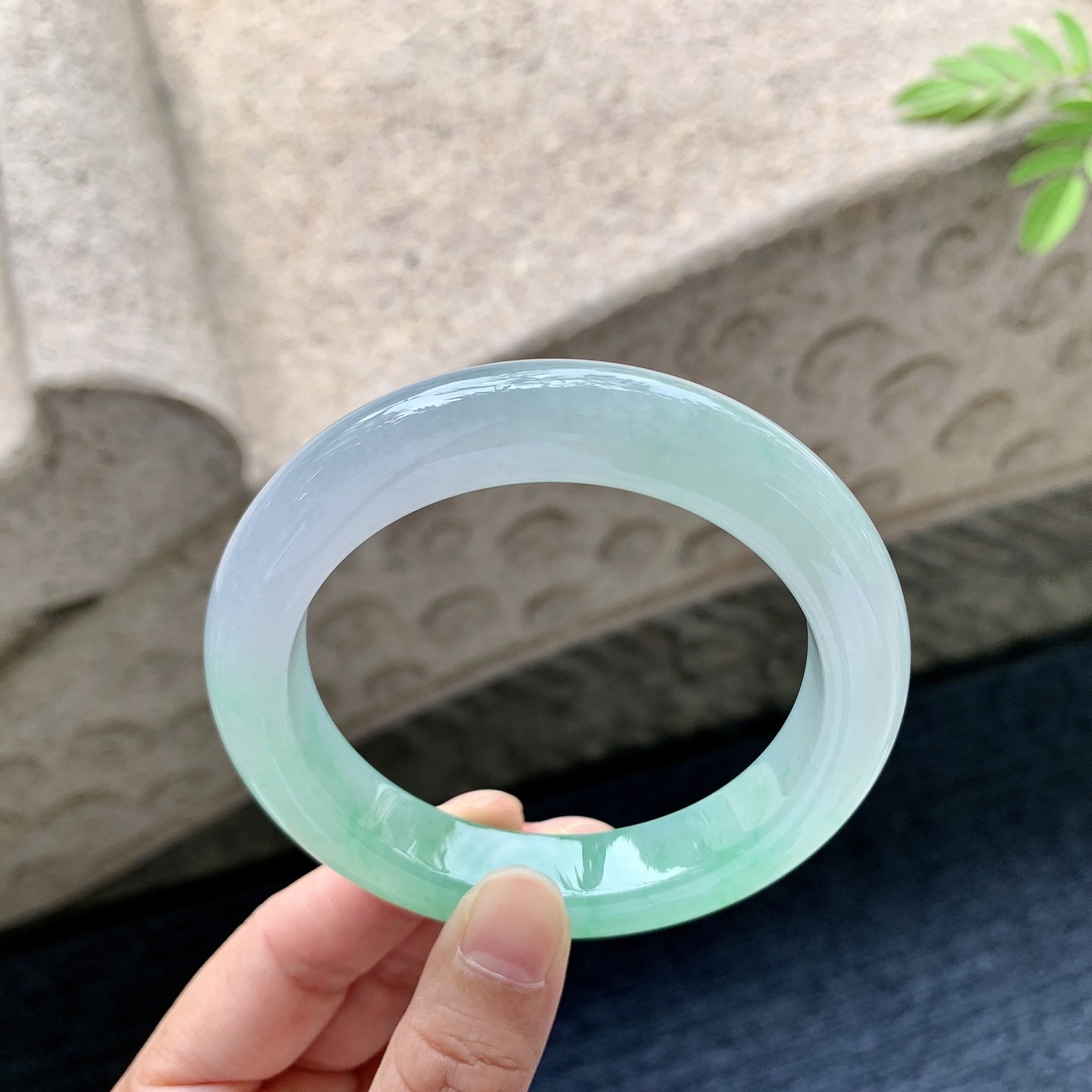 正圈58 59 圈口59.1/12.2/10.2 编码A3092531 冰糯阳绿，水润，种老，细腻，打灯有棉线