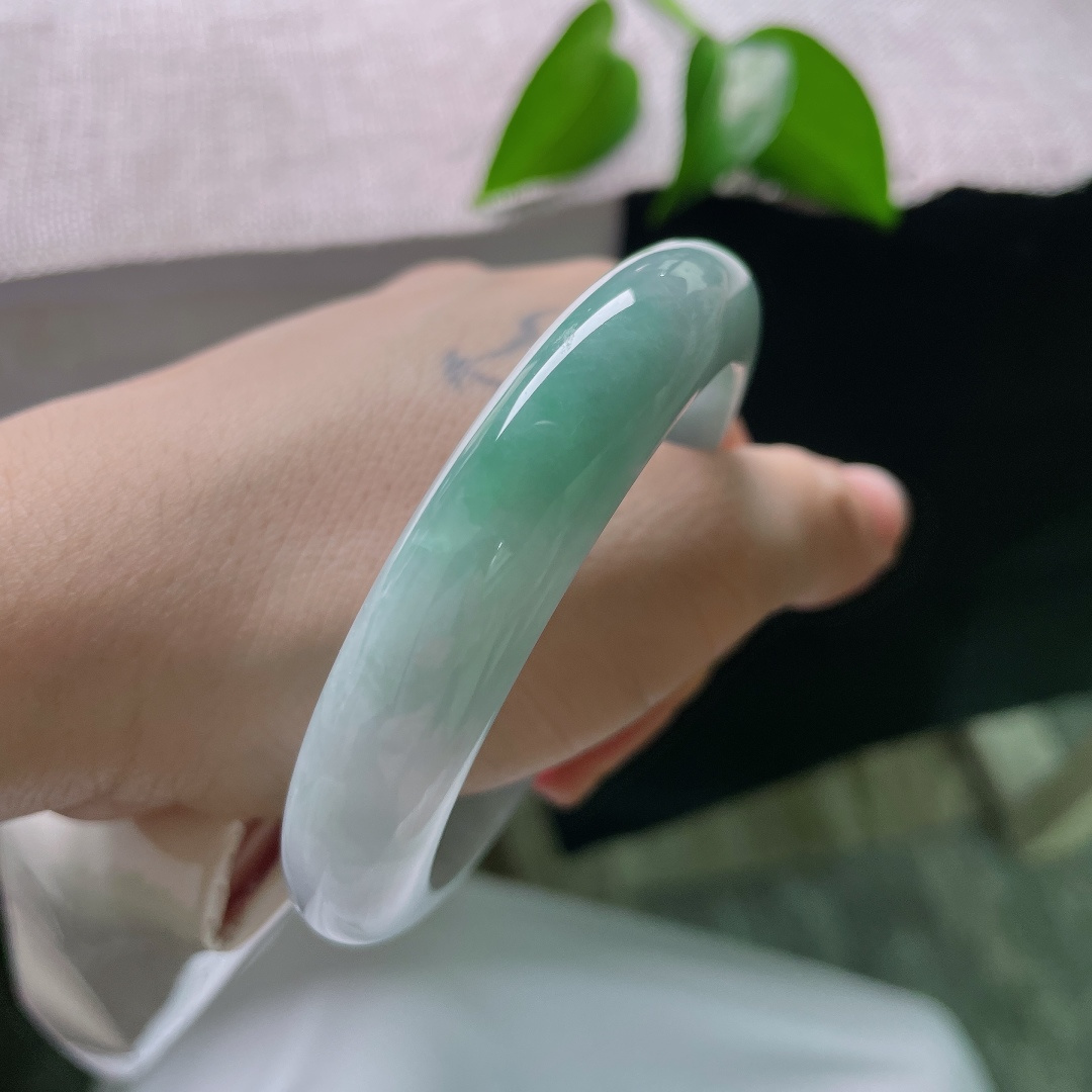 55.4/12/8.5，蓝底正圈，一点皮纹，晴调如水澄澈干净，玉质细腻泛柔光，素镯无言，藏尽温婉恬淡的诗意风骨。ss59276a
