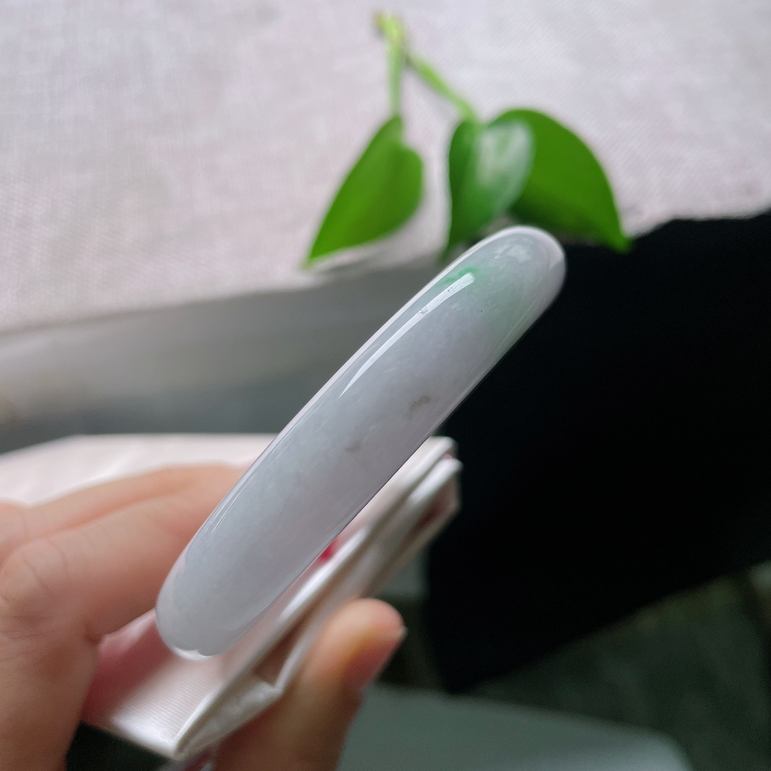 55.8/11.6/9.1，飘绿正圈，一点皮纹，白润底带着一抹翠绿，温润柔和，典雅别致，自带朦胧梦幻氛围感。ss59652a
