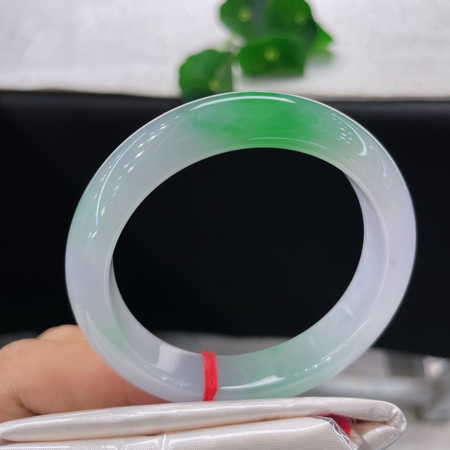 天然翡翠手镯 圈口51.6/12/7.8，冰春彩正圈，51/56可戴，冰紫凝艳翠，双彩惊艳腕间。无裂