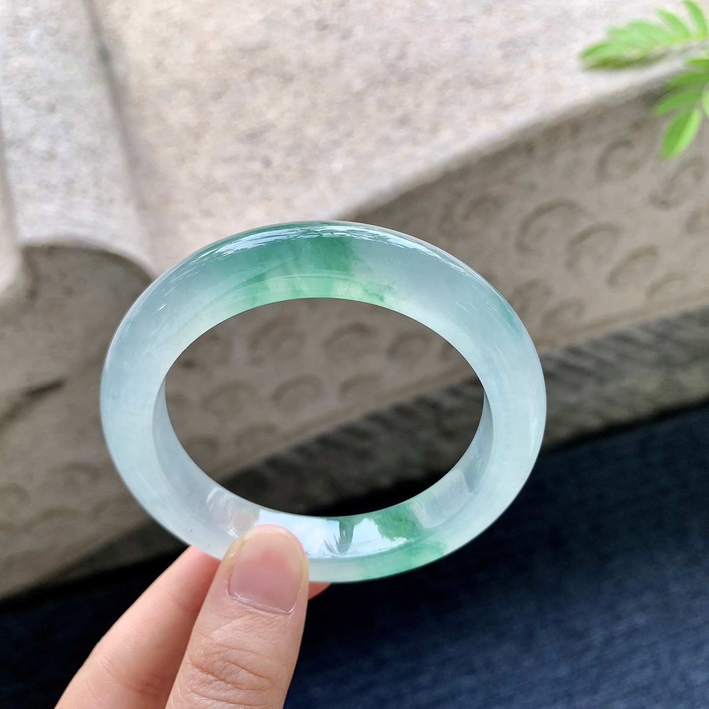 正圈55 56 圈口56/11.6/9.5 编码A3092528 冰种飘绿花，起光，清透，水润，种老，细腻，无裂