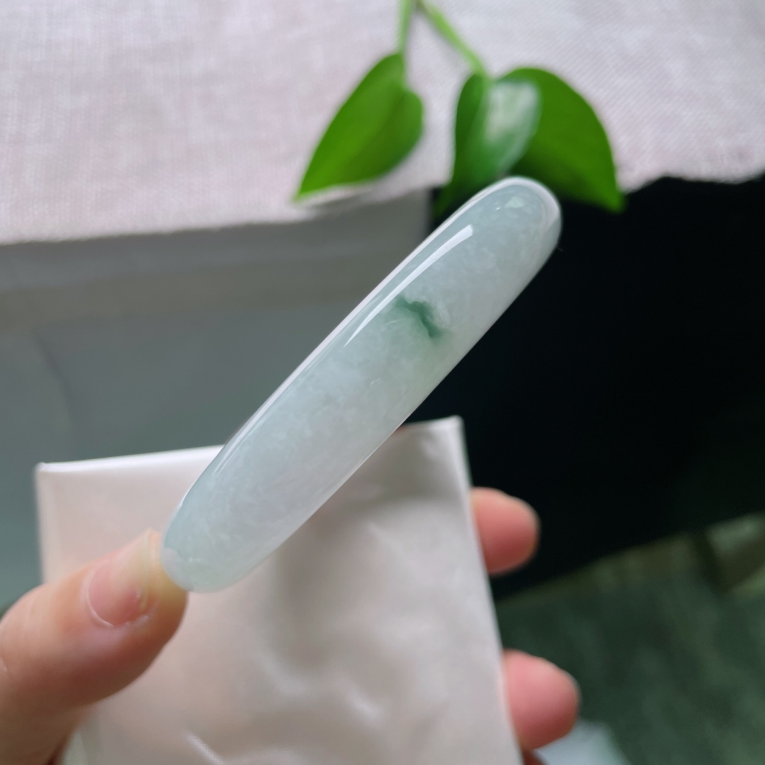 57/12.4/9.3，飘花正圈，晶体纹，淡淡柔光裹着飘散的绿花，底子干净清爽，正圈版型端庄，衬得手腕纤细雅致。ss59546a