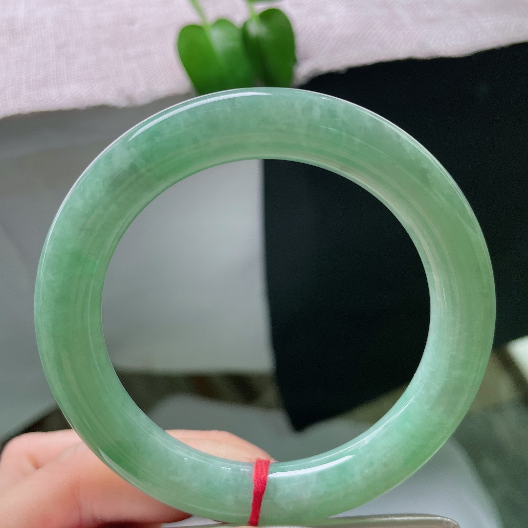 57.7/10.6，绿底圆条，无裂，满圈清润湖绿色泽，玉质冰润柔和，条杆饱满圆润，尽显复古温婉气韵。