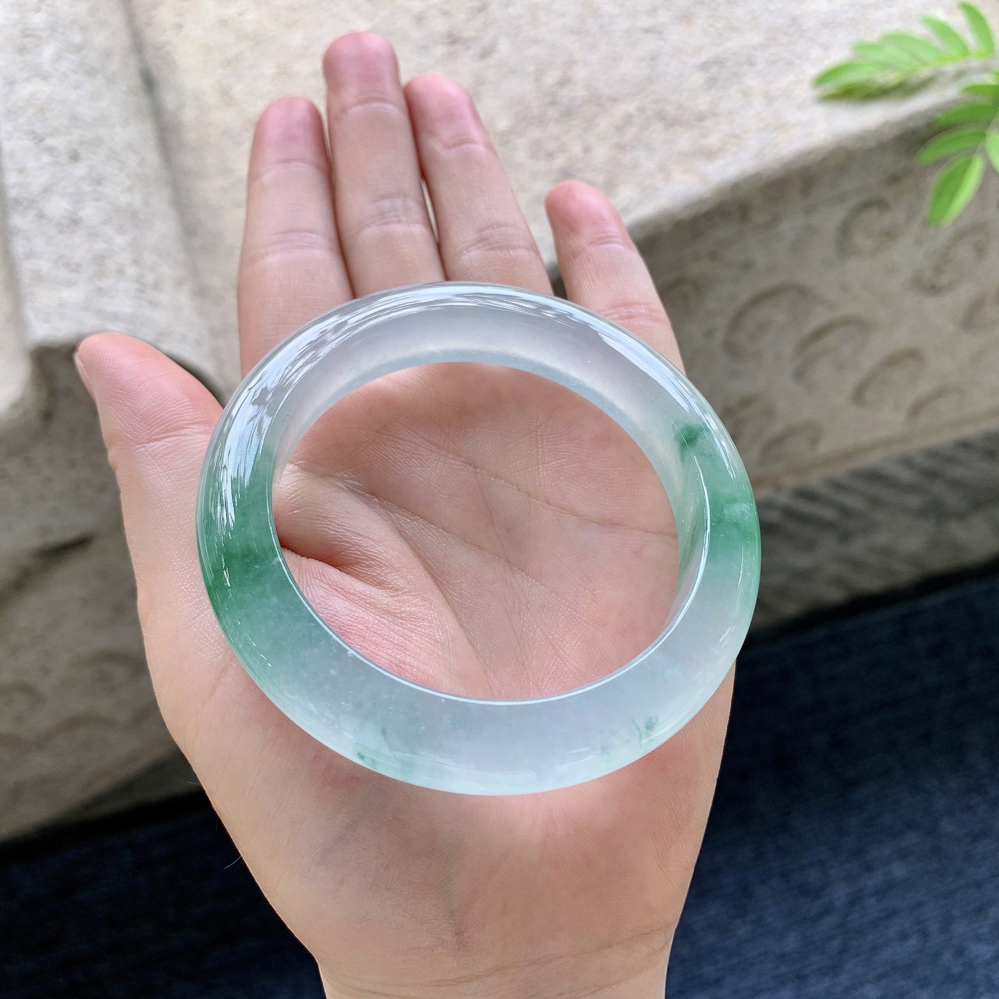正圈55 56 圈口56/11.6/9.5 编码A3092528 冰种飘绿花，起光，清透，水润，种老，细腻，无裂