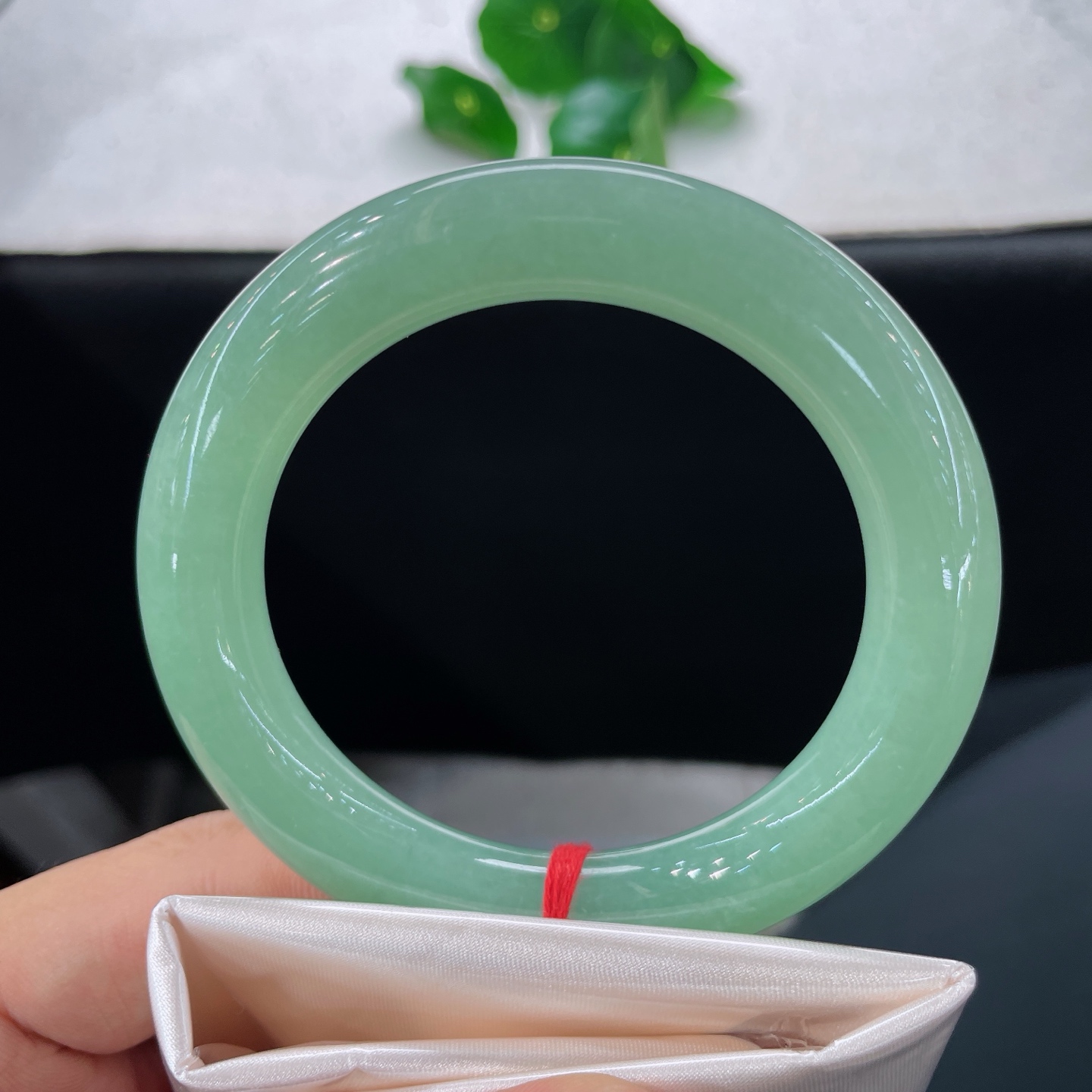 天然翡翠手镯 圈口57.6/11.7，满果绿圆条，58/59可戴，满圈晴水甜绿，腕间一汪春水。无裂