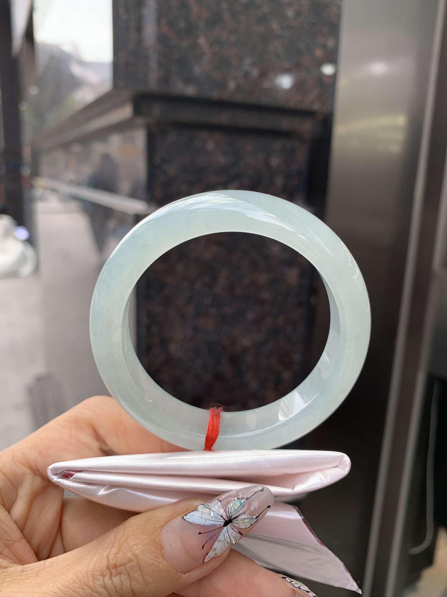 冰晴绿正圈 54.2-8.2-12 0315-N217 打灯棉絮，底妆冰润细腻，满圈淡雅晴绿，像初春嫩芽落入清泉，均匀柔和，抬眼就是一片宁静感。