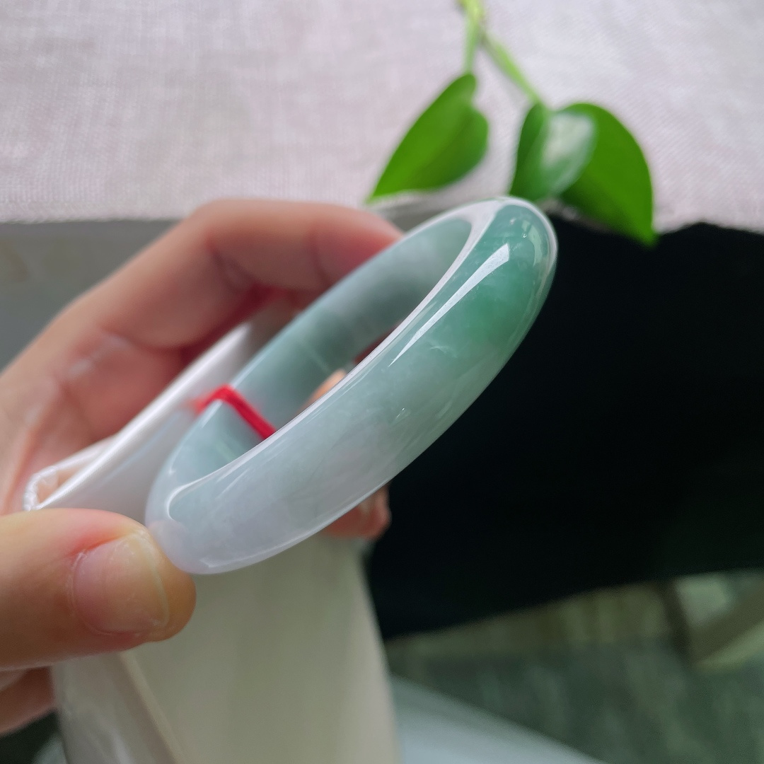 55.4/12/8.5，蓝底正圈，一点皮纹，晴调如水澄澈干净，玉质细腻泛柔光，素镯无言，藏尽温婉恬淡的诗意风骨。ss59276a