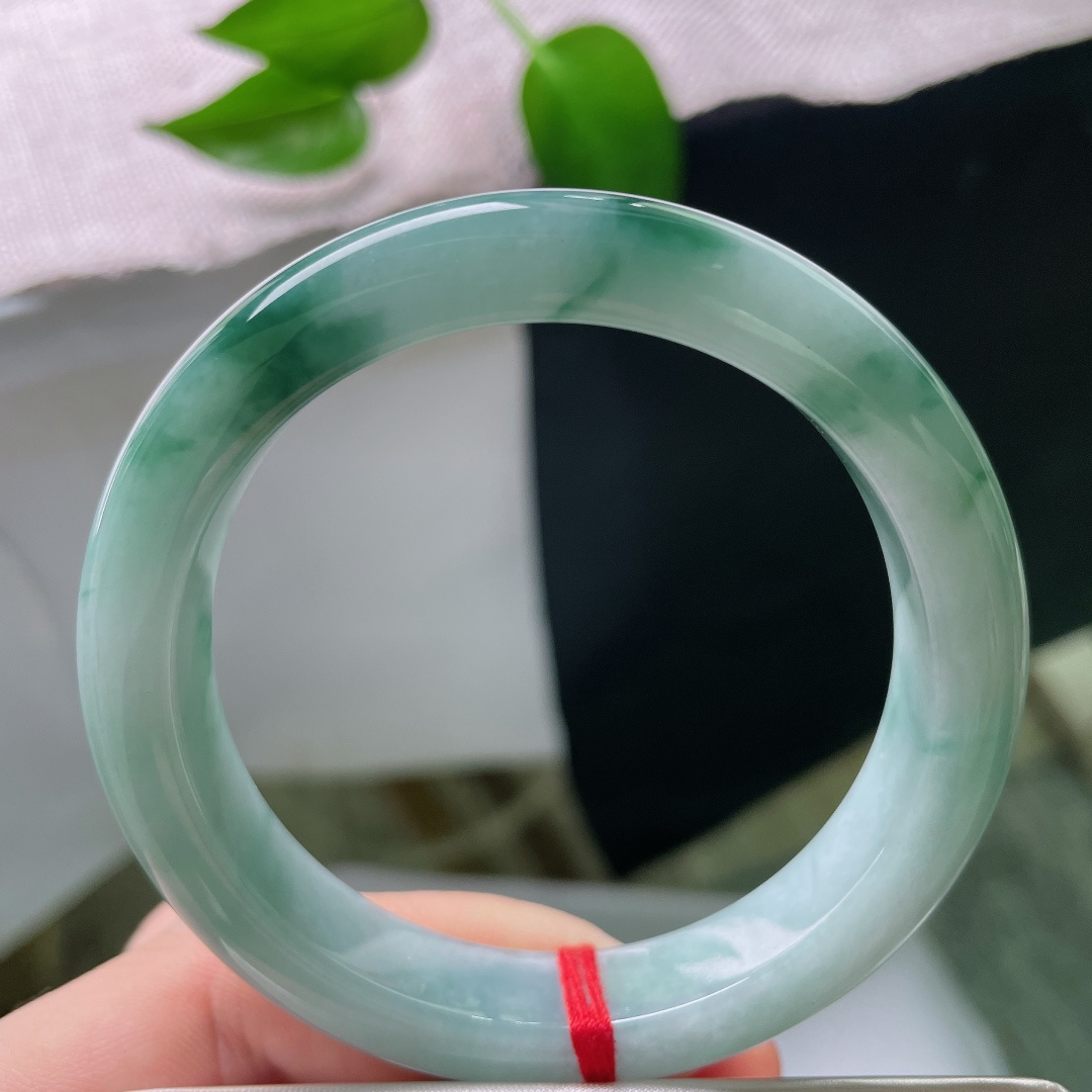 55.8/11.6/9.3，飘花正圈，无裂，玉底清润，飘花写意，仿佛把山野间的灵秀，浓缩成一圈可以朝