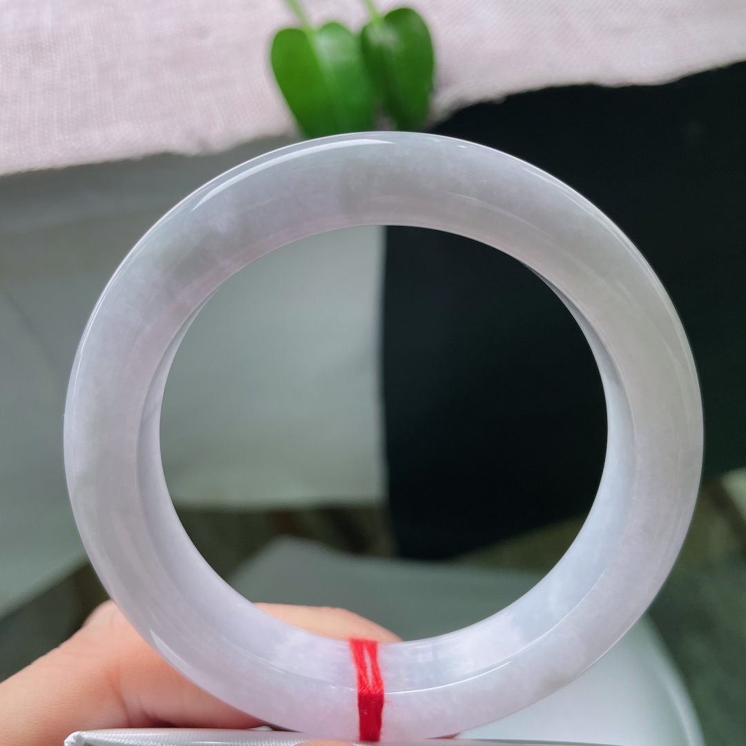 56.6/12.5/9.5，白月光正圈，棉线，柔和瓷白质感，种质温润细腻，线条流畅规整，腕间流露恬静温柔气质。ss59586a