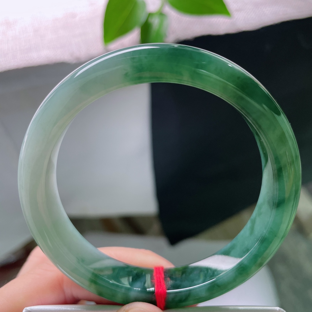 59/12.4/9，飘花正圈，无裂，冰底深飘花，飘花浓郁舒展，蓝绿花韵晕染玉肉，胶感十足，腕间自带山水意境，辨识度很高。ss59425a