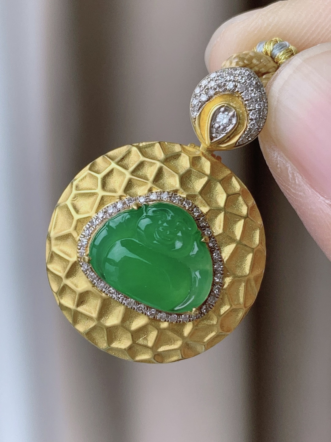 【镶嵌】设计款冰阳绿佛公吊坠 【说明】缅甸 18k金镶嵌 性比高 无裂, 满色 满绿 一刀切 【整体】31.6-22-11.8 【裸石】12.5-10-2 【重量】6.5克