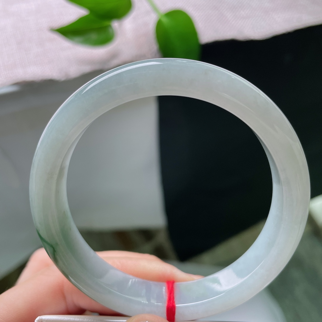 57/11.7/8.3，飘花正圈，小碎纹，玉质细腻胶润，花色错落舒展，绿韵衬花，花映绿底，动静相宜，上手沉稳又富有灵气。ss59616a