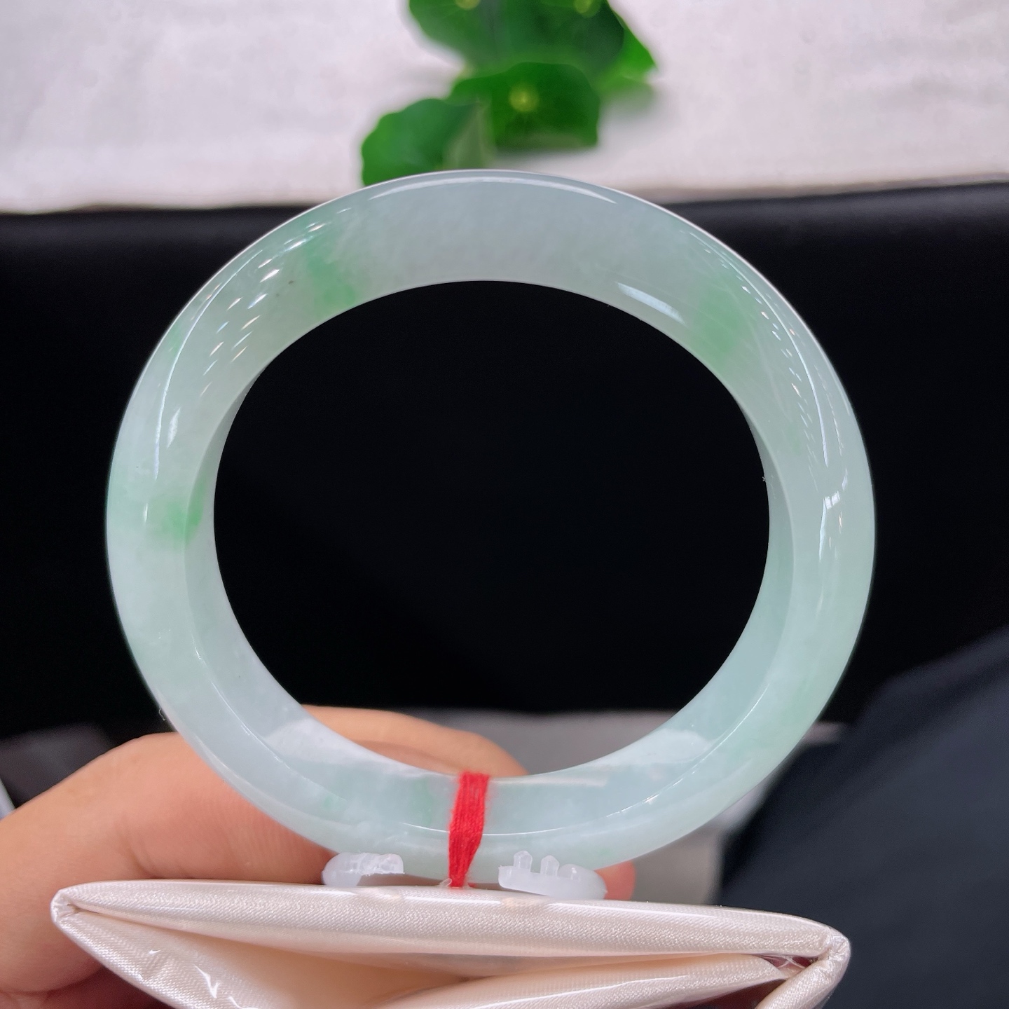 天然翡翠手镯 圈口56.2/10.2/9.8，白底青正圈，浅底飘柔绿，清润一身雅。无裂。