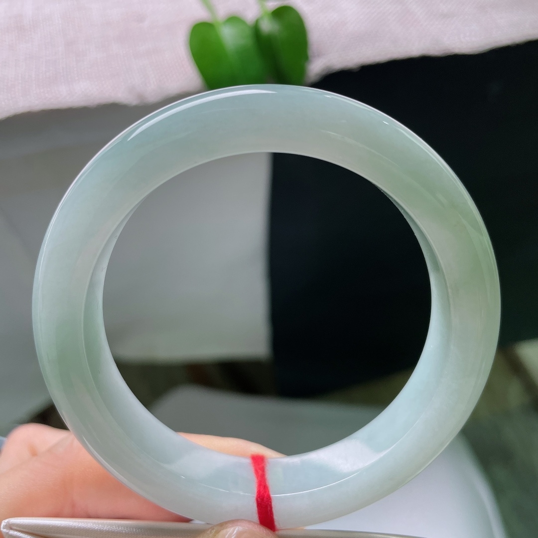 55.8/12.5/9.7，绿底正圈，棉线，玉质干净细腻，水头充足，淡淡的青调，清冷素雅，上手圆润饱