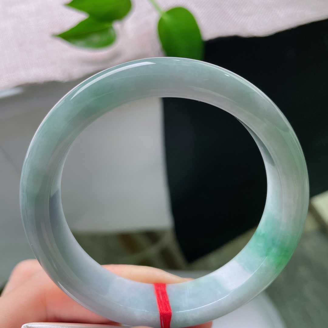 55.8/13.7/8.7，飘花正圈，一点皮纹，温润细腻，镯身圆润，花影飘逸，温柔之中藏着一丝俏皮的灵气。ss59281a