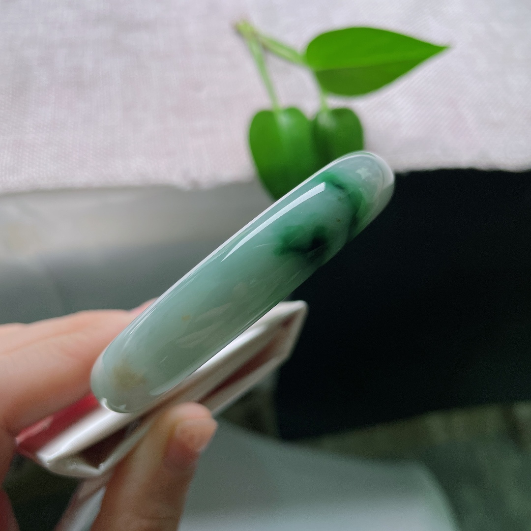 55.8./12.4/8.8，飘花正圈，指甲纹，底子干净通透，绿花灵动飘逸，像山间翠影，转动镯身花影流动，清冷又有灵气，一点杂质不影响。ss59321a