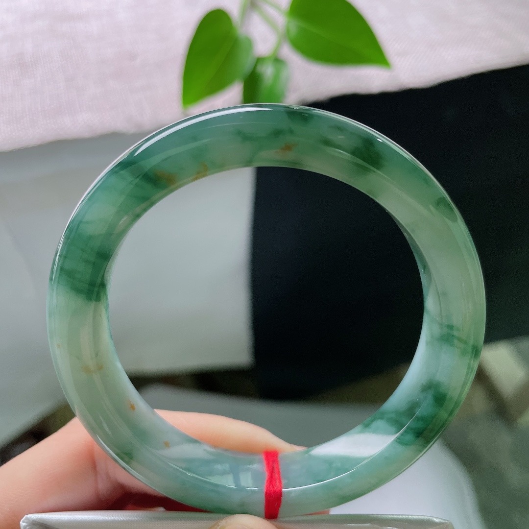 57.5/12.1/9.5，飘花正圈，无裂，飘红翡，玉质温润细腻，灵动的绿花随性分布，清润柔和，沉稳大气。ss59409a