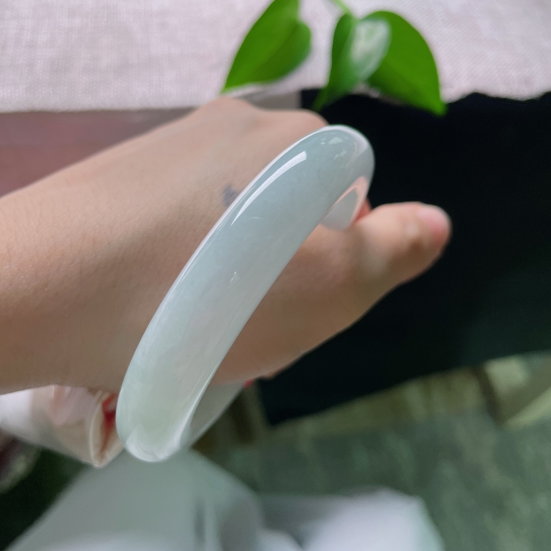 56.3/12.3/9.5，蓝底正圈，无裂，薄雾浅晴凝于玉圈，圆润镯身敦实饱满，清浅色调干净柔和，沉静雅致耐回味。ss59512a
