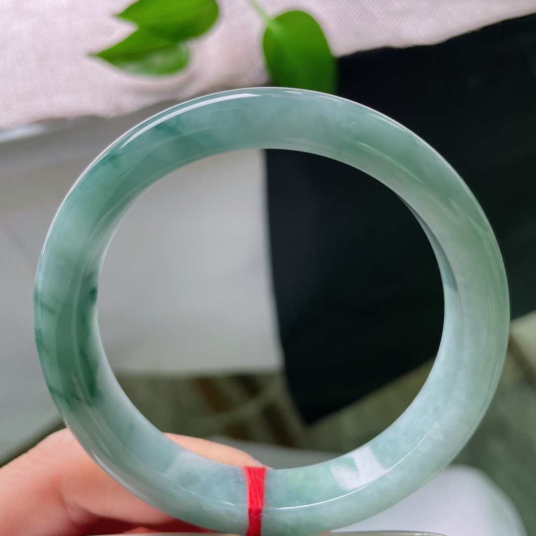 58.6/12/8.6，飘花正圈，无裂，柔润细腻有光泽，丝丝缕缕飘花随性舒展，每一道飘花纹路，都是时光写下独有的温柔印记。ss59273a