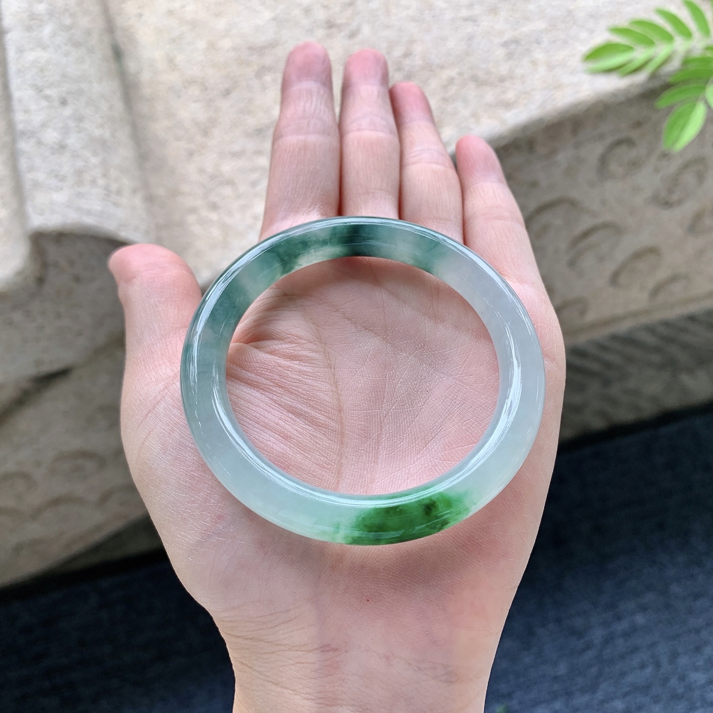 圆条51 52 圈口52.2/8.4/8.3 编码C5092521 糯冰飘花，水润，种老，细腻，有棉纹