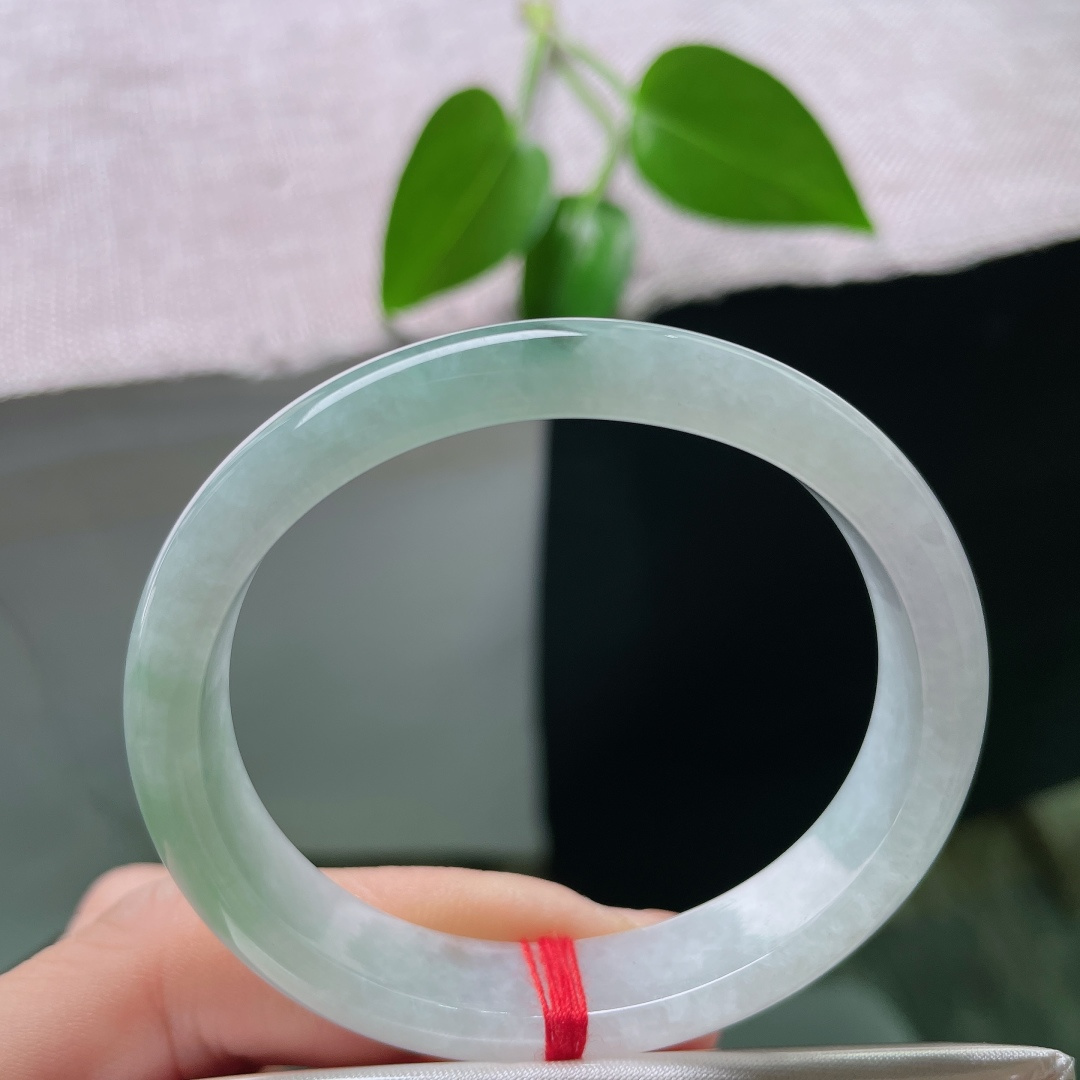 52.3（45.9）11.4/6.7，飘花贵妃，晶体，清透冰底温润澄澈，一侧晕染写意墨绿飘花，如水墨