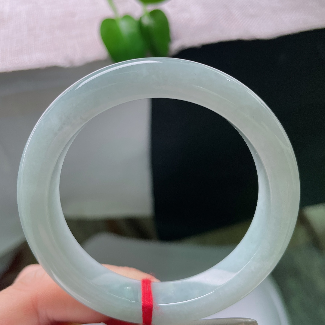 55/12.1/9.8，蓝底正圈，晶体，冰种质地细腻匀净，浅晴色调干净柔和，通透感佳，上手温婉大气。ss59496a