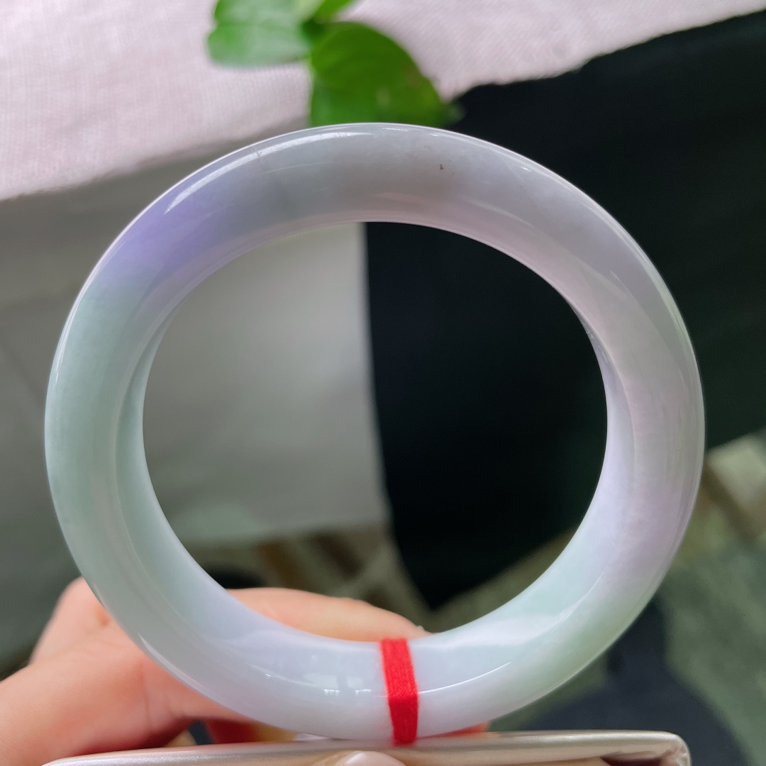56/12.3/9.5，春彩正圈，紫绿双色柔和相间，质地温润细腻，自带温柔氛围感，上手百搭好看，有裂