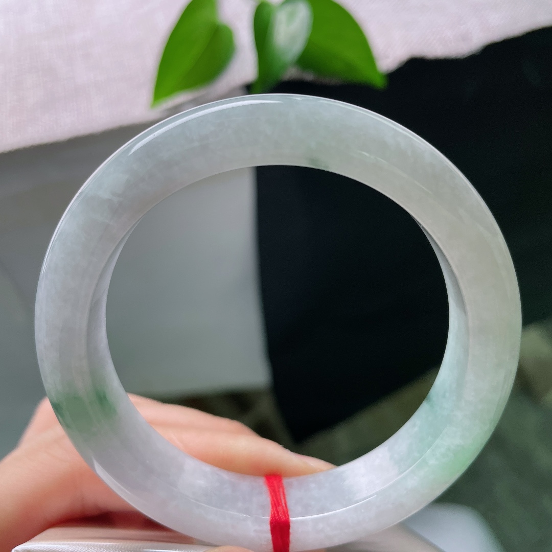 56/12.6/9.3，飘花正圈，晶体纹，晶体纹，浅春底衬着墨绿飘花，种水通透，光泽温润，不张扬的美，日常佩戴很耐看。ss59554a