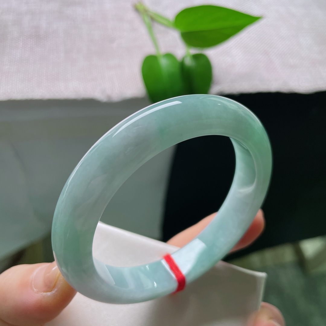 57/12.1/9.1，蓝底正圈，晶体，一汪湖光凝于玉镯，绿调温润不张扬，柔光内敛，自带诗意氛围感。ss59291a