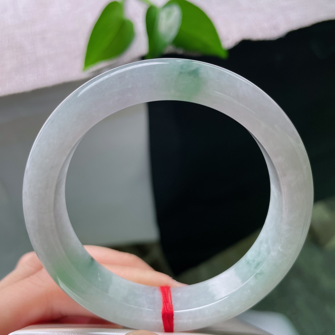 56/12.6/9.3，飘花正圈，晶体纹，晶体纹，浅春底衬着墨绿飘花，种水通透，光泽温润，不张扬的美，日常佩戴很耐看。ss59554a