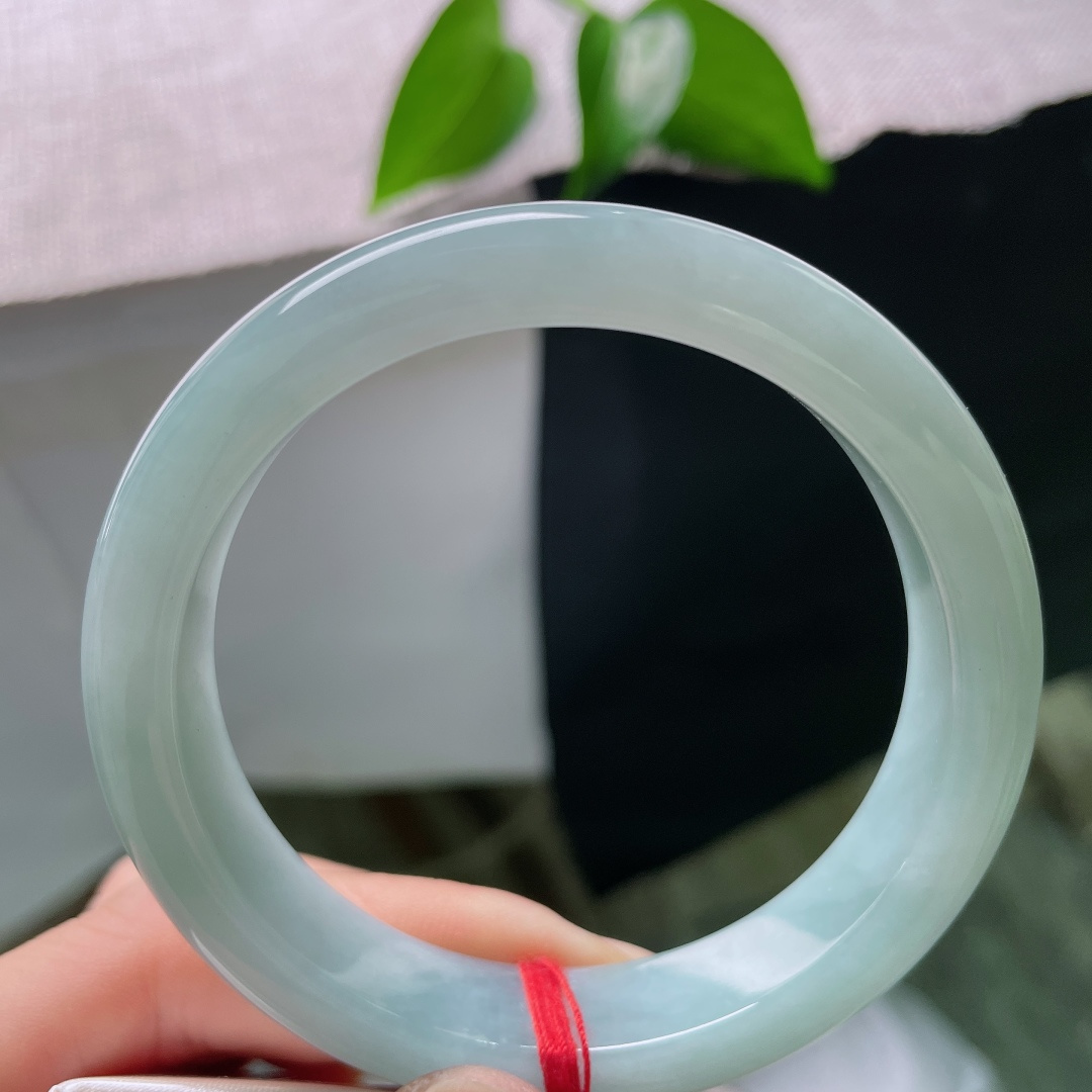 56.6/12.3/8.1，蓝底正圈，晶体，如水晴光凝于玉璧，冰底细腻匀净，经典正圈版型，恬淡沉静自